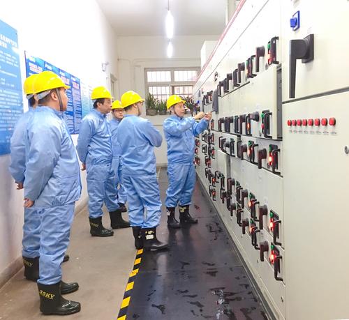 中環(huán)學(xué)校 焊工辦理畢業(yè)照